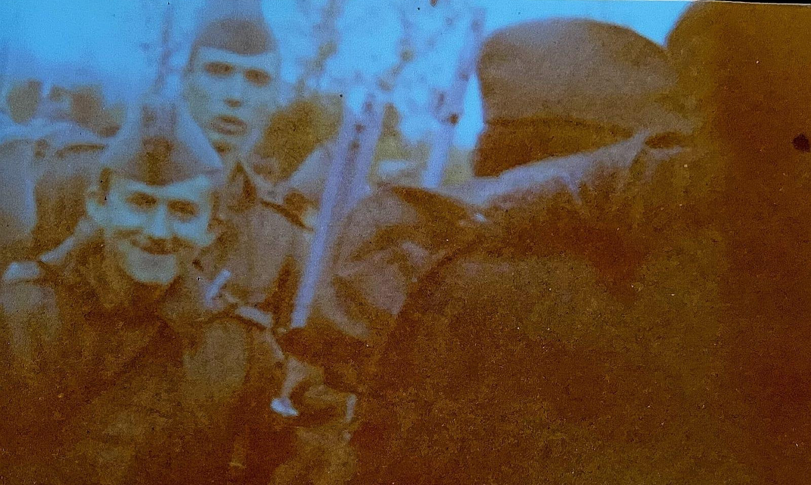 (FOTO) EVO KAKO JE VUČIĆ IZGLEDAO KAO VOJNIK: Predsednik se u Mitrovici sreo s drugom iz vojske, ON MU DONEO SLIKU SA ZAKLETVE!